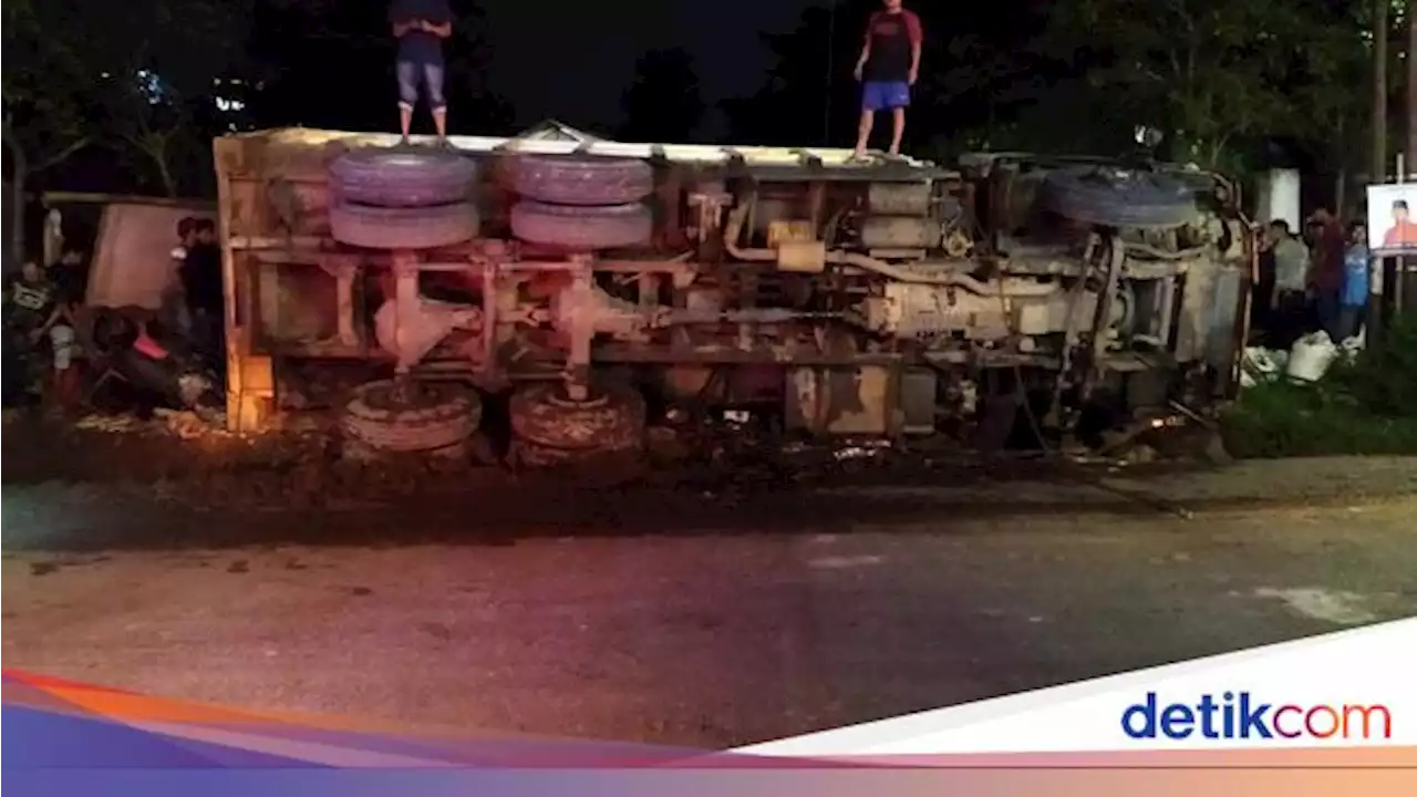 Dump Truk Muatan Tanah Terguling di Serang