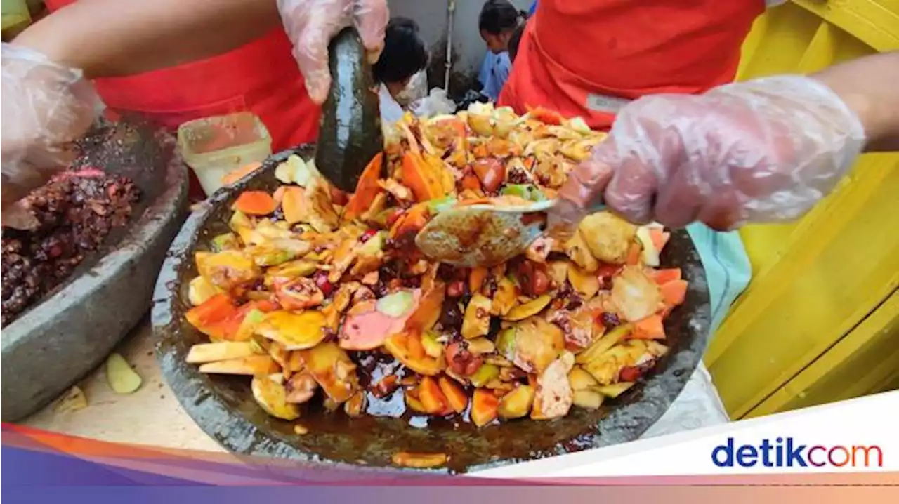 Mohon Sabar! Antre 4 Jam Demi Rujak Viral Depan Thamrin City