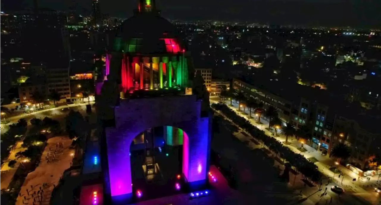 Edificios del centro histórico de la CDMX se iluminan con los colores de la bandera LGBTTTIQ+ | El Universal