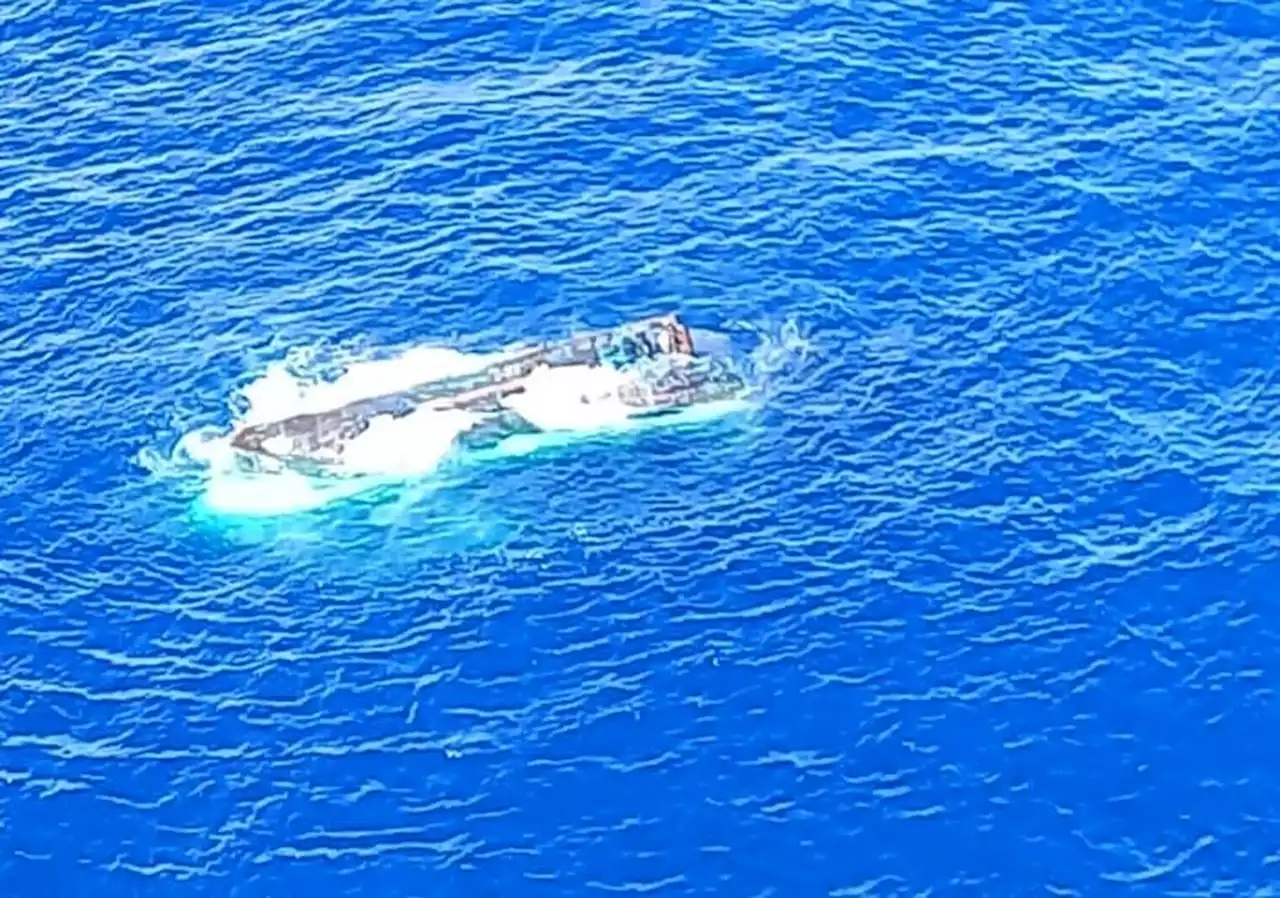 Marinha encontra barco pesqueiro que virou de cabeça para baixo em SC; dois seguem desaparecidos