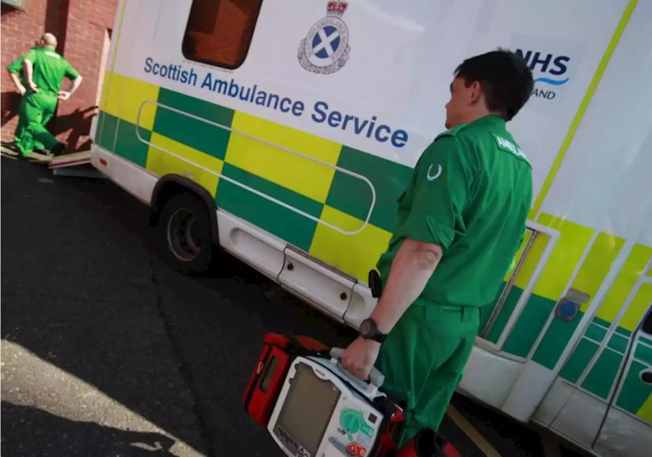 Cops called to Glasgow street after man found dead