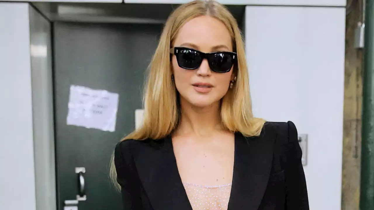 Jennifer Lawrence twiste sa veste de la manière la plus sexy qu'il soit (et on s'en inspire) !