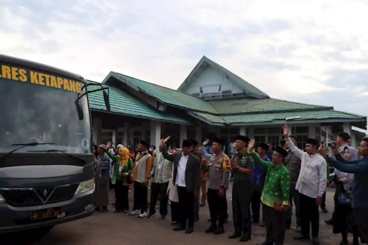 239 CJH Ketapang Bertolak ke Pontianak