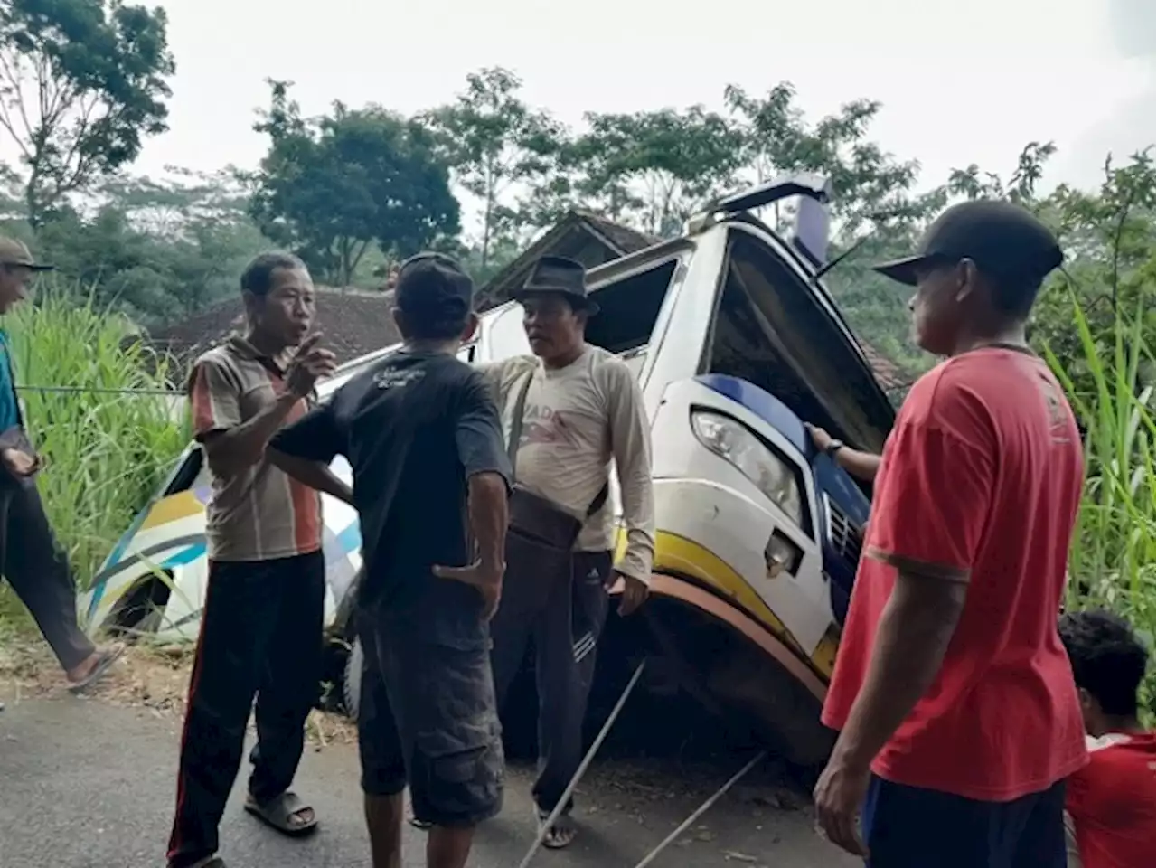 Bus Terguling, Tiga Siswa SMPN 2 Mojo Terluka