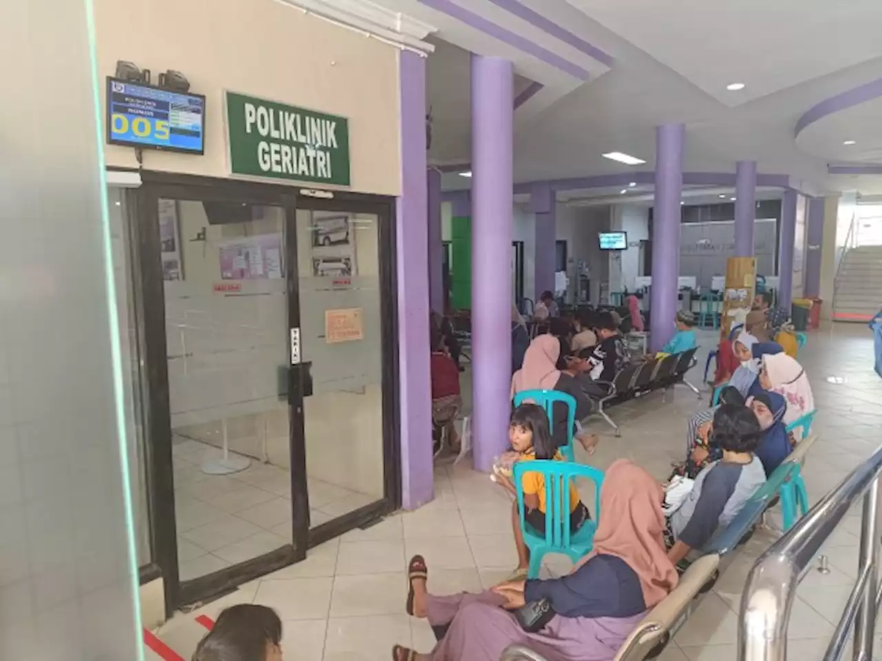 Memantau Pelayanan Pasien di Rumah Sakit Daerah, Antre Nomor Sebelum Loket Dibuka