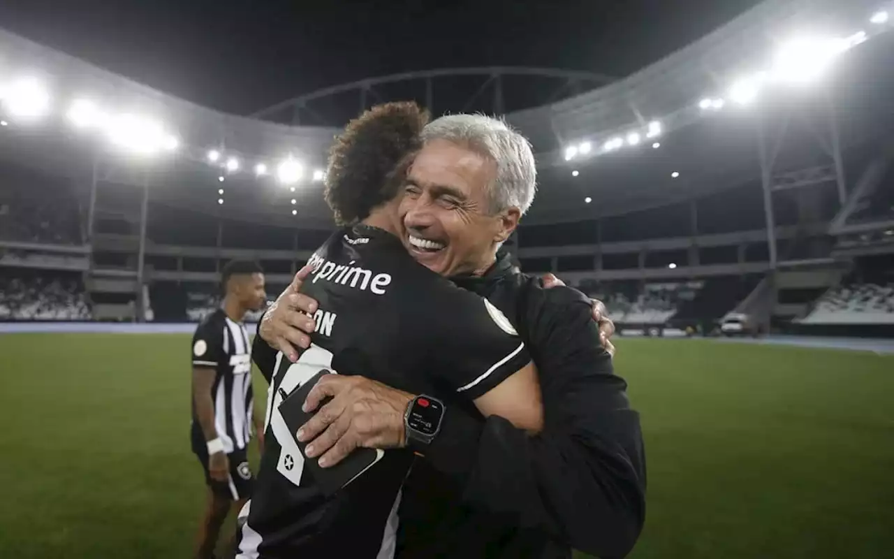 Adryelson afirma que elenco brinca com interesse do Al Nassr em Luís Castro: 'Está focado no Botafogo' | Botafogo | O Dia