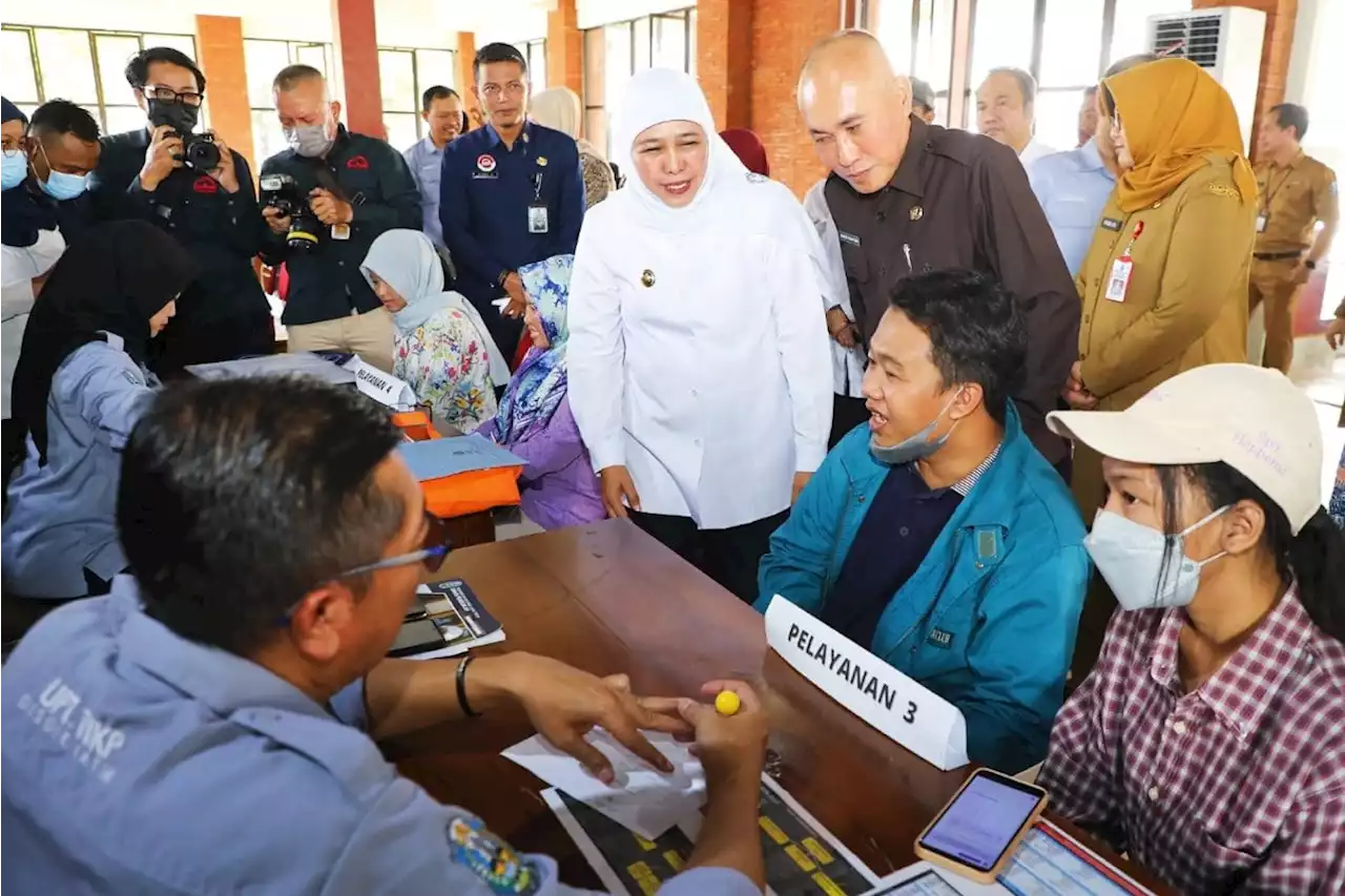 Gubernur Khofifah Tinjau Posko PPDB SMA SMK, Pastikan Pelayanan Optimal