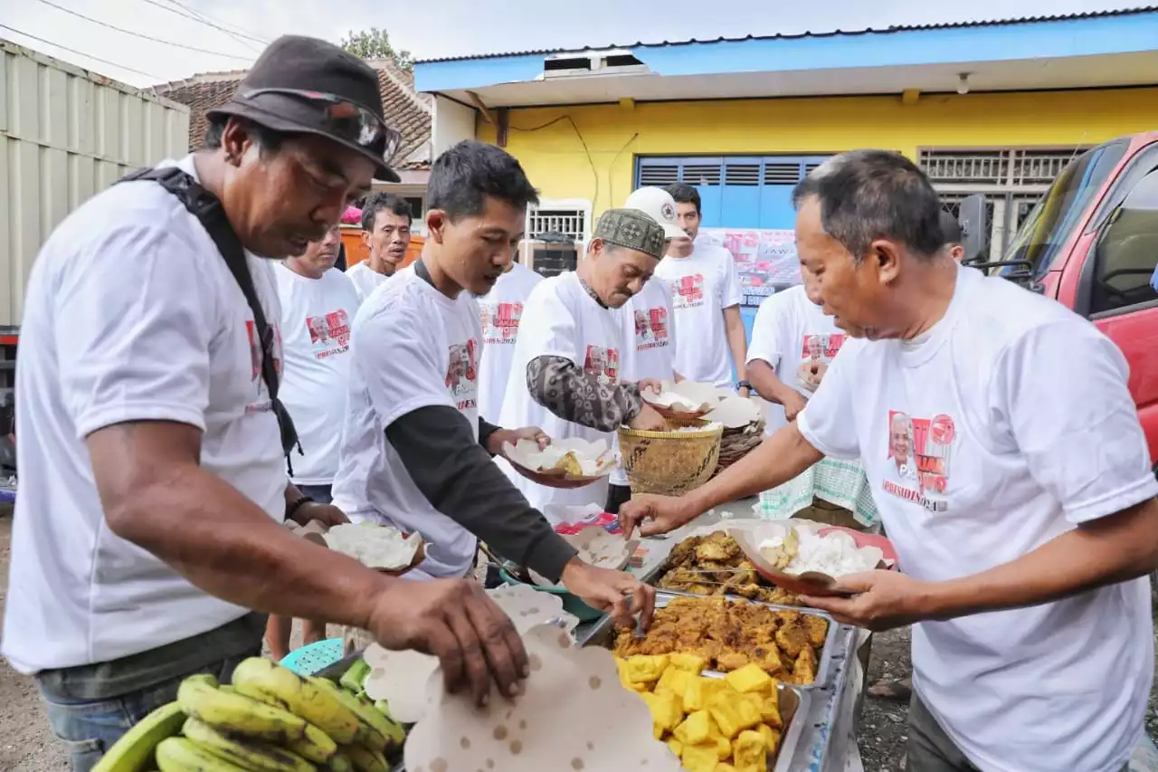 Komunitas Sopir Truk Ganjar Bantu Borong UMKM di Bandung Barat