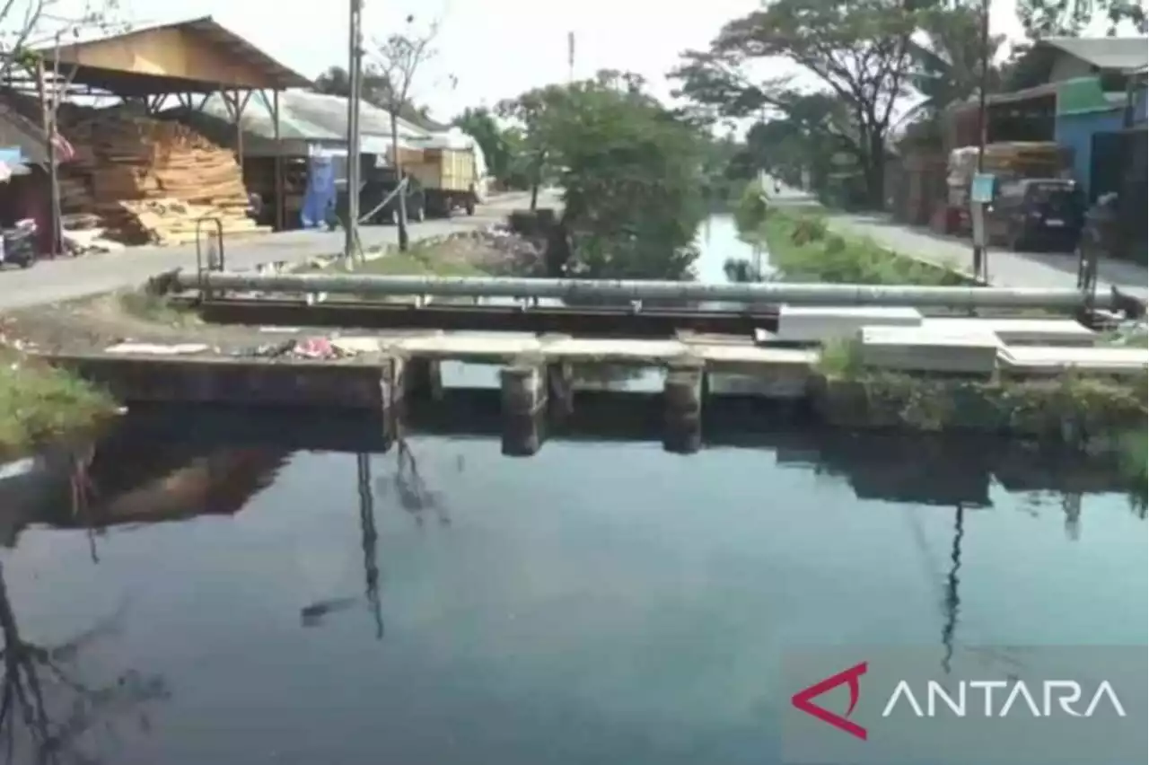 Pemkab Bekasi Uji Sampel Air Sungai Cilemahabang