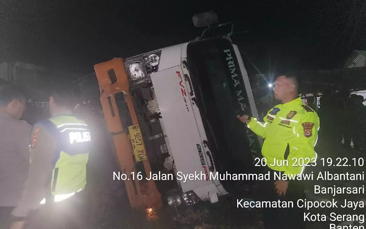 Truk Tronton Urukan Tanah di Serang Terguling Menimpa 3 Orang, 2 Tewas Tertimbun