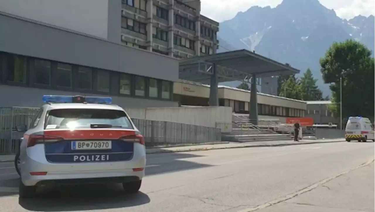 Schüsse in AMS Lienz: Mann und Polizist verletzt!