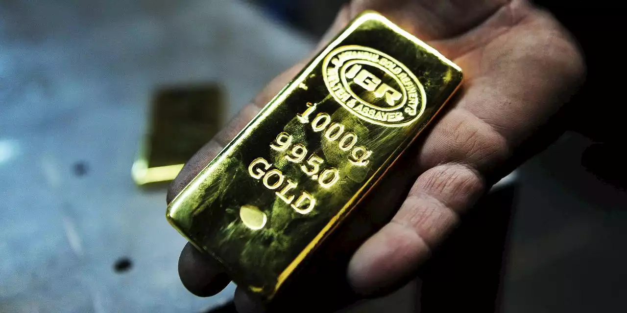 Gold edges lower after losing week