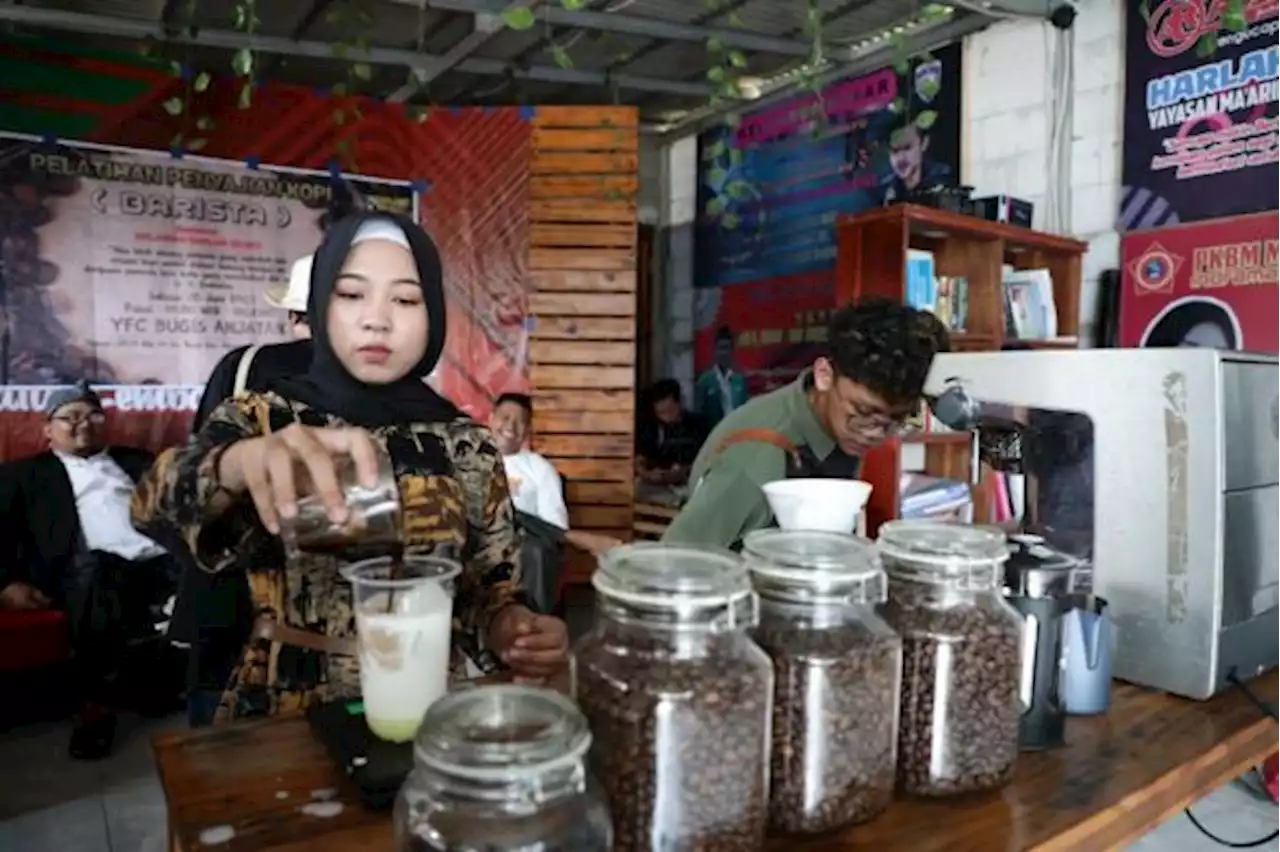 Kembangkan Kewirausahaan, Sukarelawan Ini Gelar Pelatihan Penyajian Kopi di Indramayu