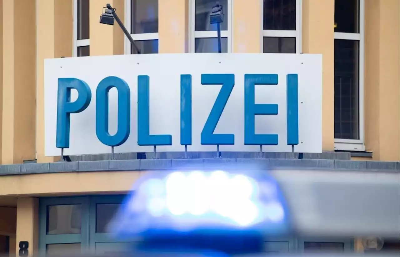 Unbekannter spricht Jugendliche vor Bushaltestelle in Wackersdorf an