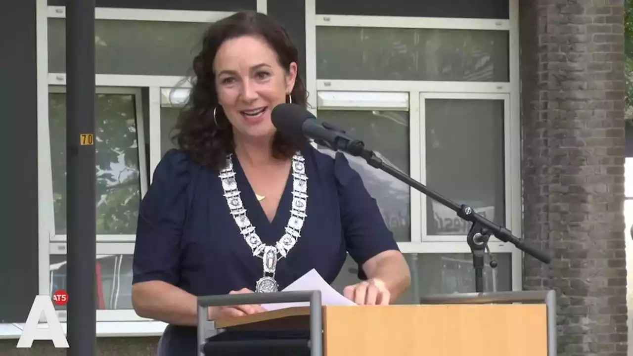 Burgemeester Halsema leest per ongeluk veteranenspeech van vorig jaar op