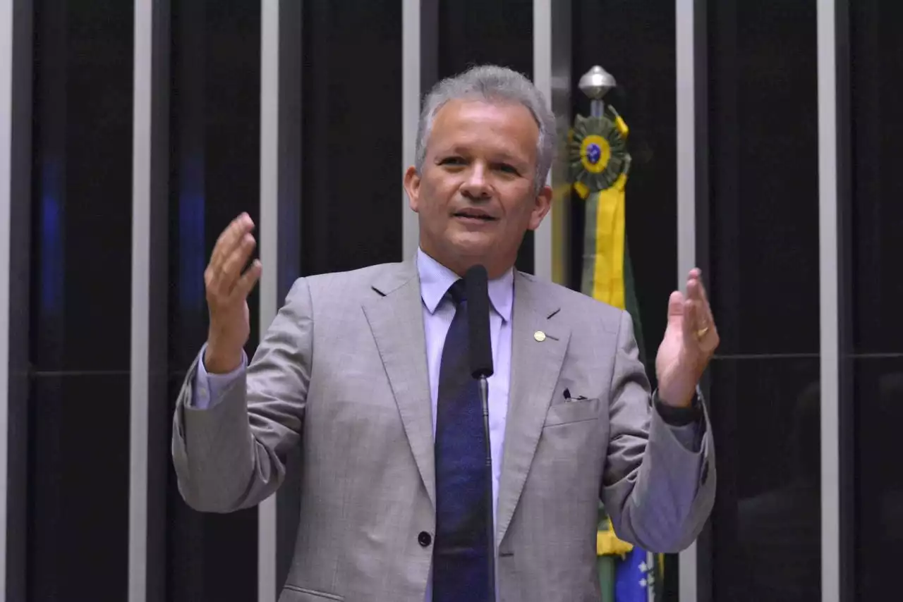 André Figueiredo assume liderança de maior bloco da Câmara