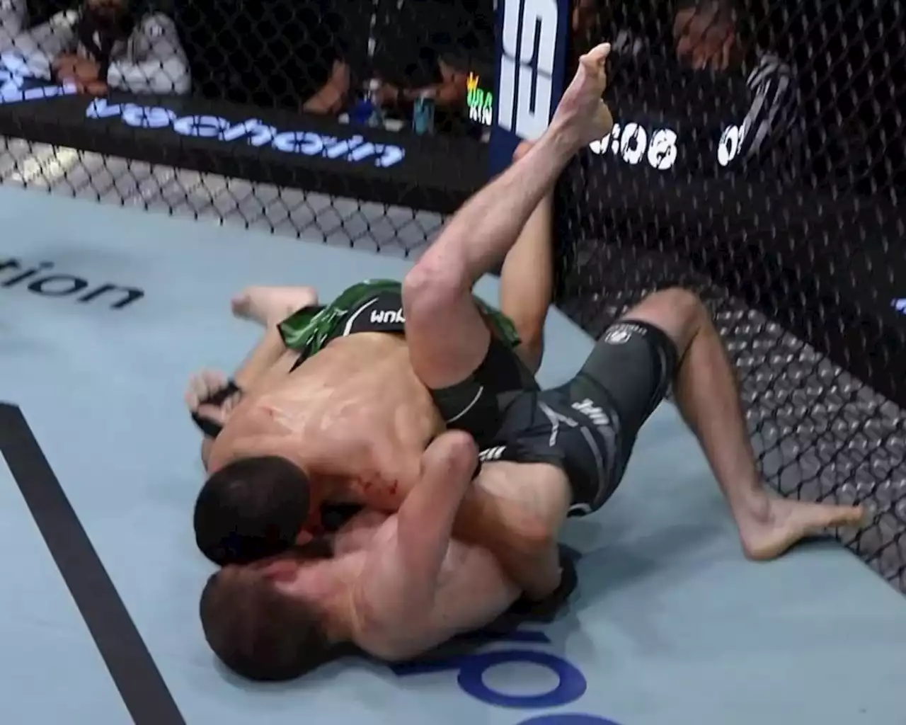 Imagens fortes: Nocaute brutal teve que ser decidido no VAR do UFC