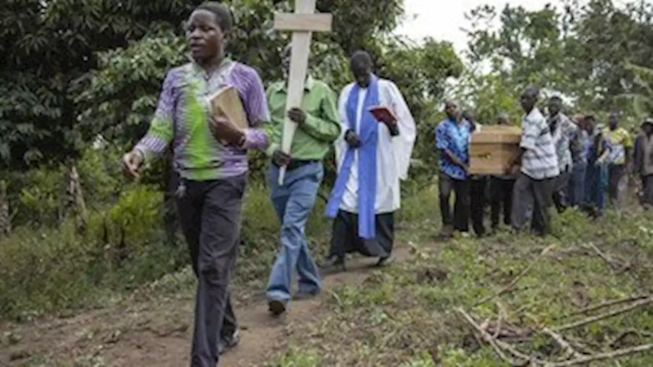 Famílias de vítimas de massacre na Uganda não conseguem identificar corpos