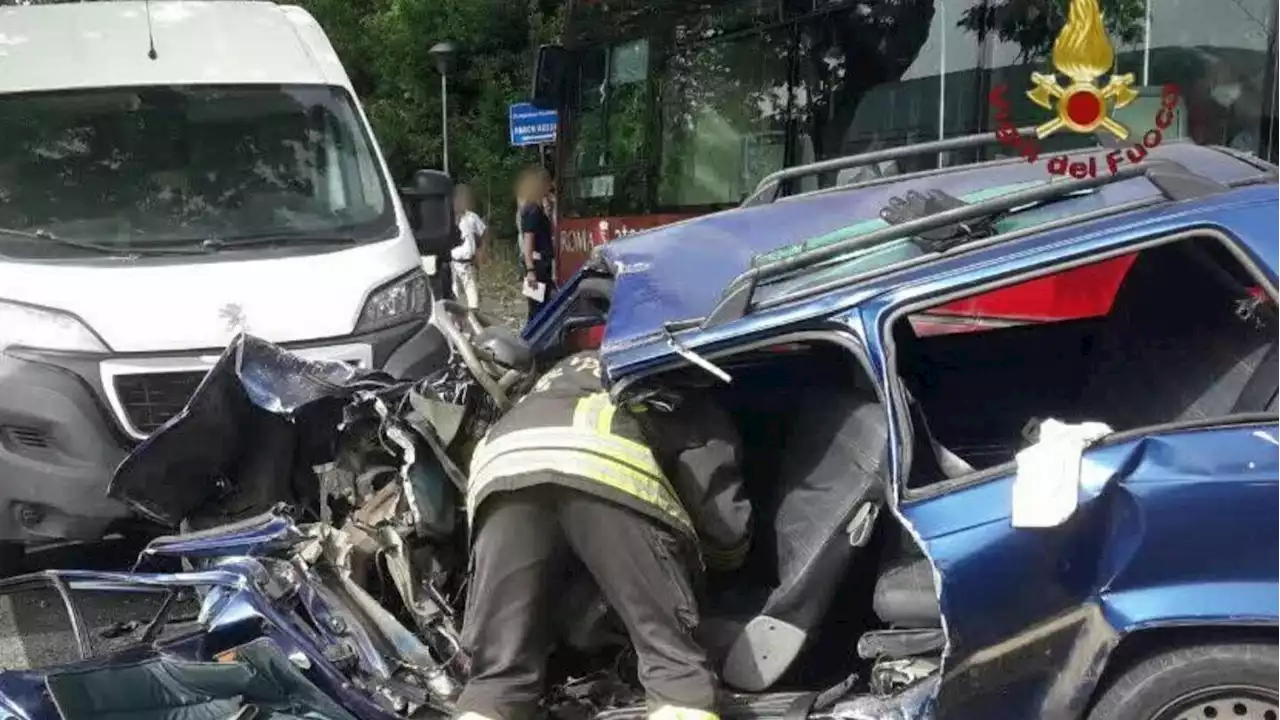 Frontale tra auto e furgone: muore una donna, grave un bambino di quattro anni