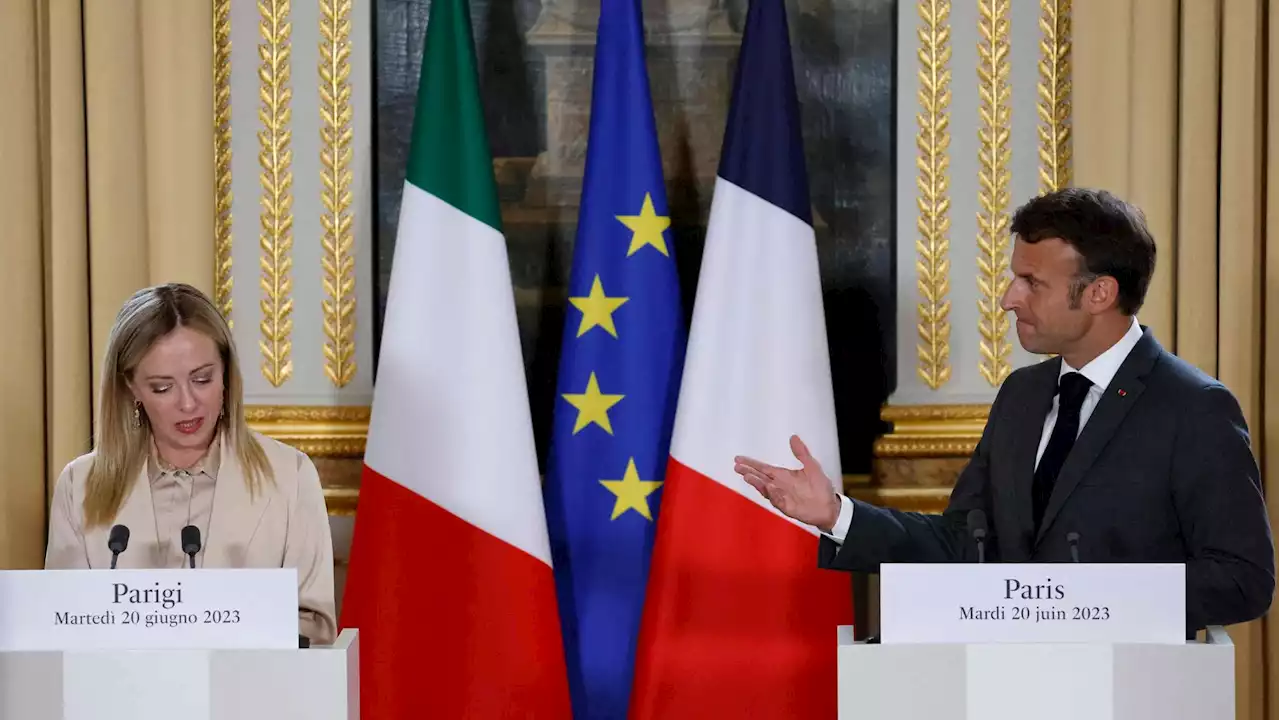 Meloni incontra Macron all’Eliseo: “D’accordo sui migranti, servono passi concreti”