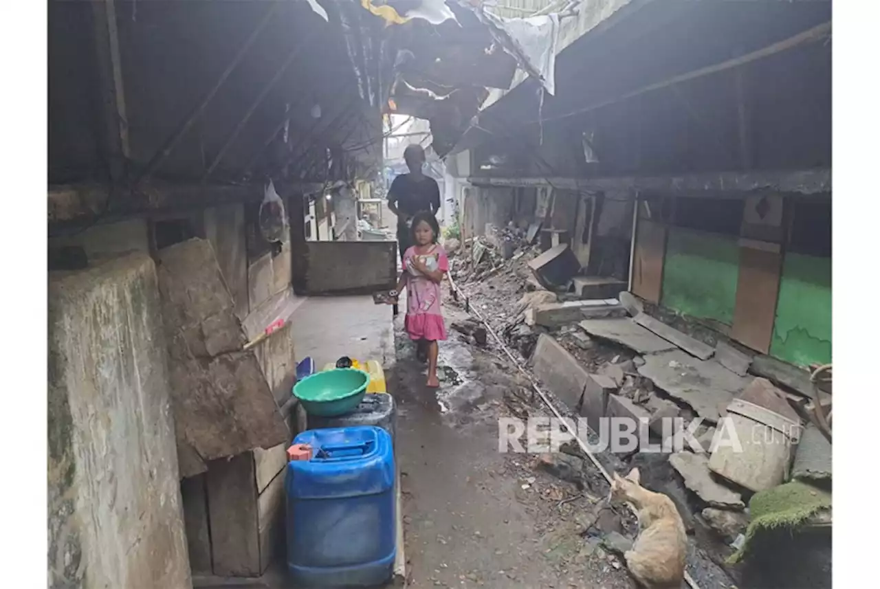 Orang-Orang yang 'Nyaman' Hidup di Kolong Tol Angke |Republika Online