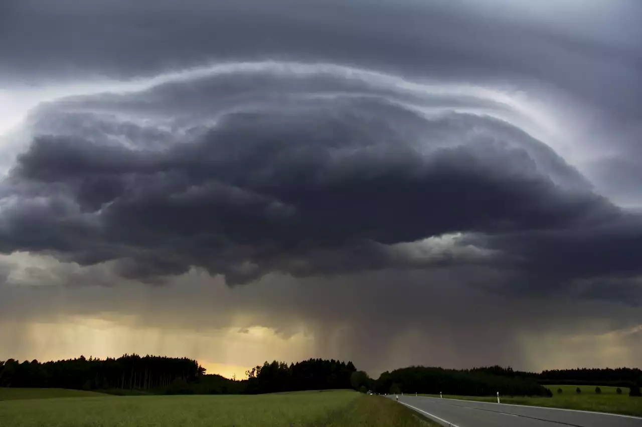 Erste Gewitter mit Hagel ziehen auf - Schweizer Bauer