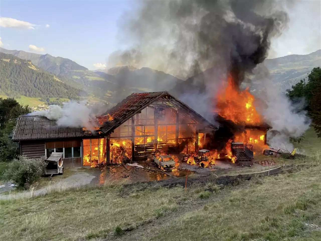 Stall vollständig niedergebrannt - Schweizer Bauer