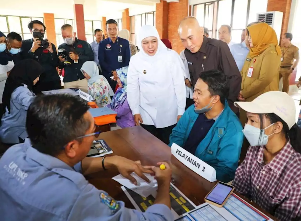 Tinjau Posko Pelayanan PPDB SMA dan SMK Negeri di UPT TIKP Jatim, Gubernur Khofifah Pastikan Aduan Masyarakat Terselesaikan Tuntas