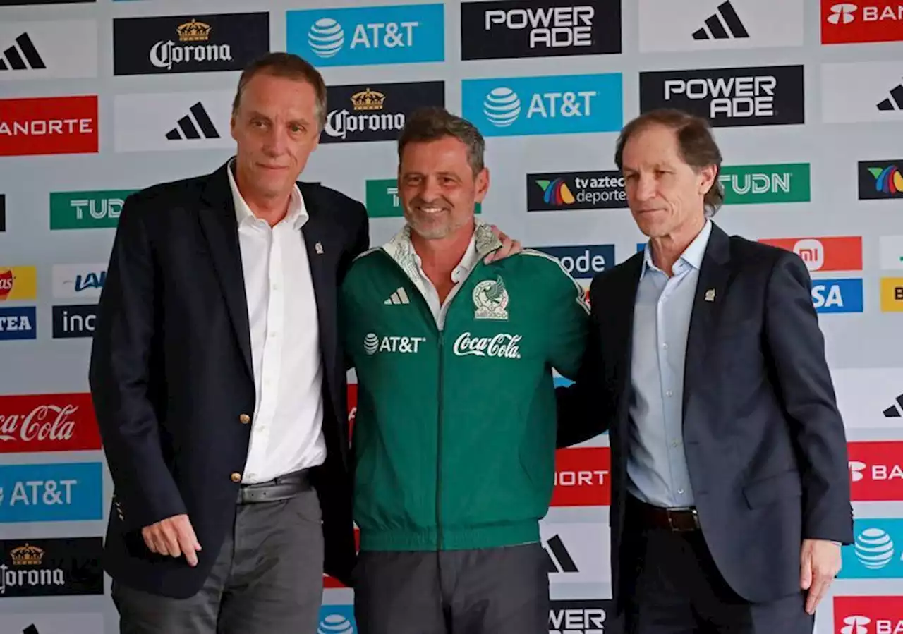 Soccer-Mexico coach Cocca, director Ares De Parga leave after four months