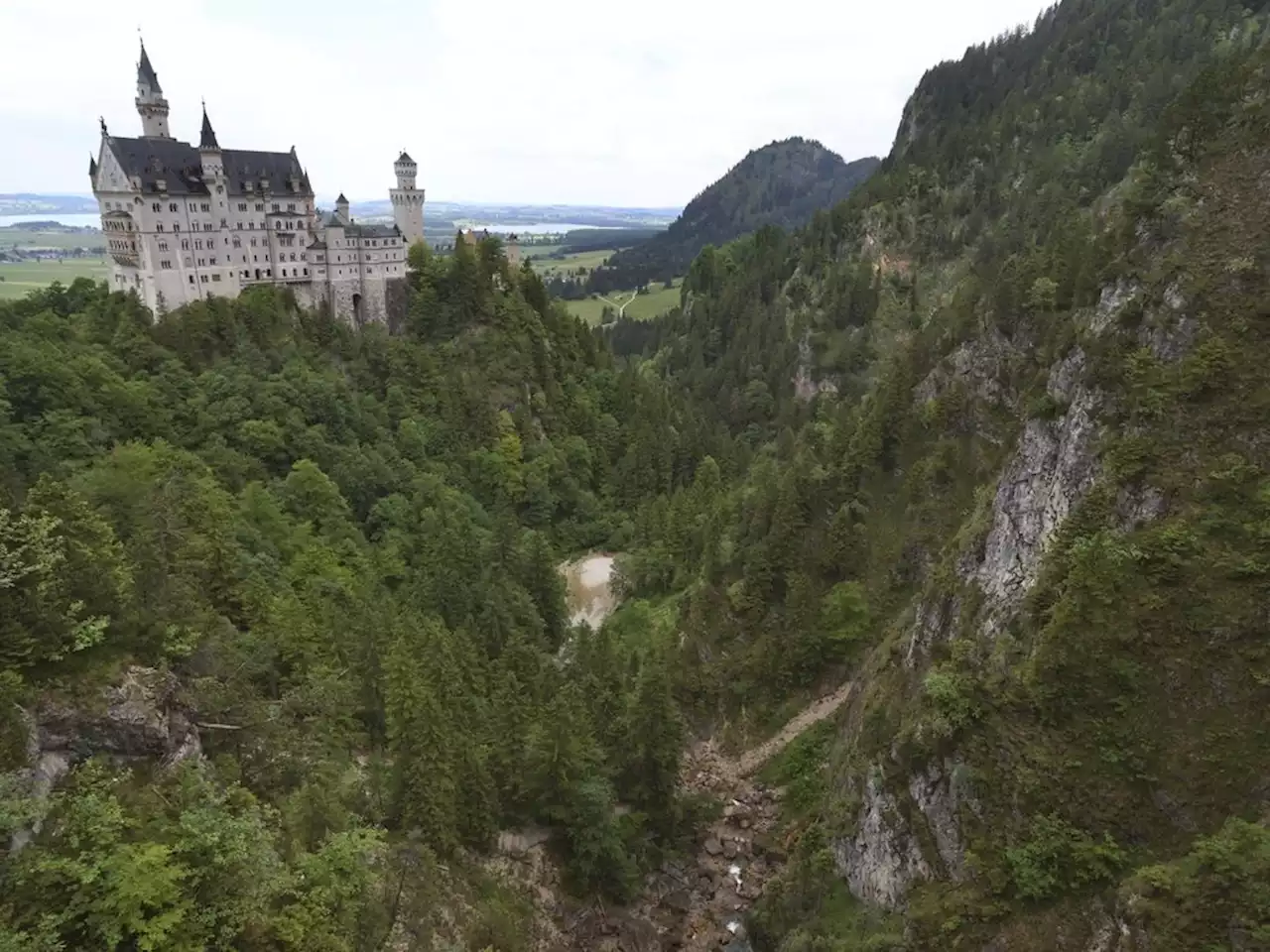 Global Affairs seeking info after Canadian reportedly thrown to death from Cinderella castle