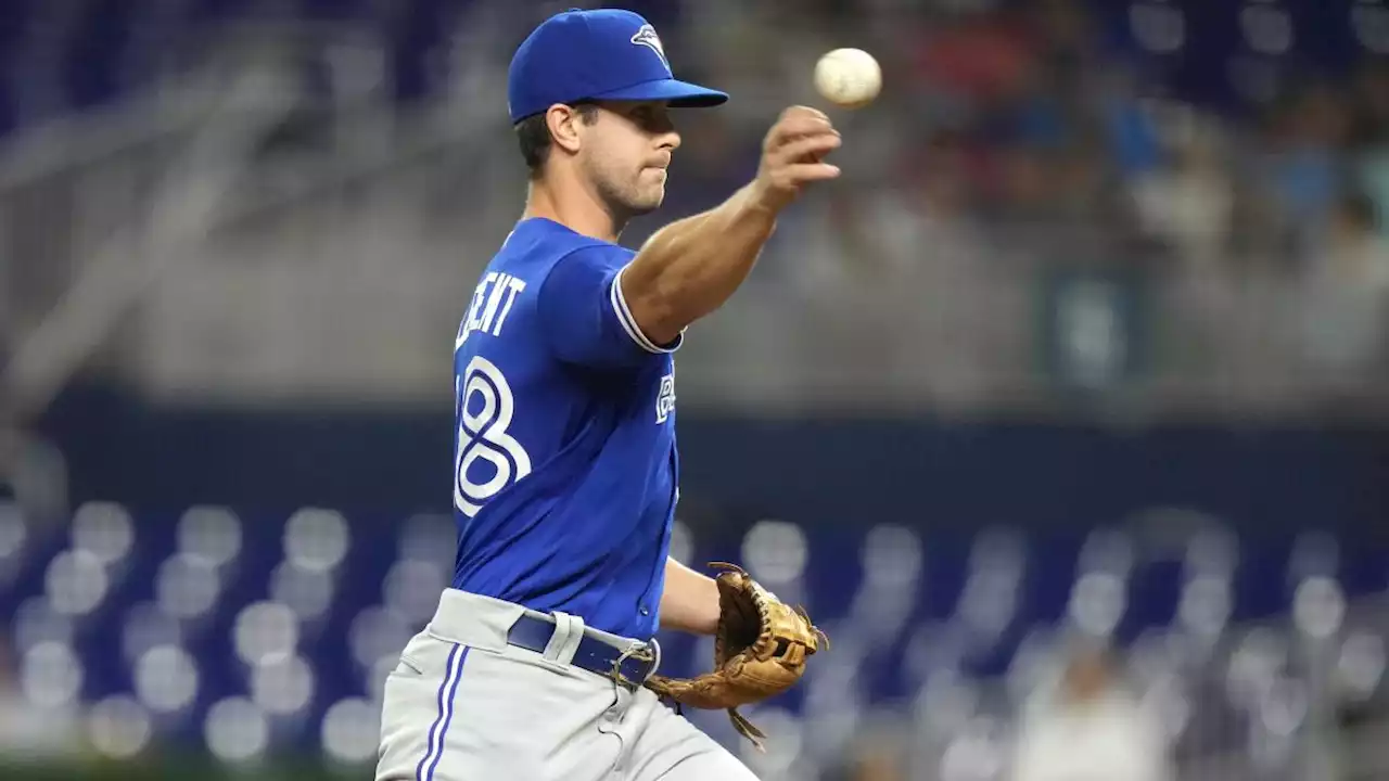 Blue Jays utility man Ernie Clement breaks out knuckleball in pitching appearance