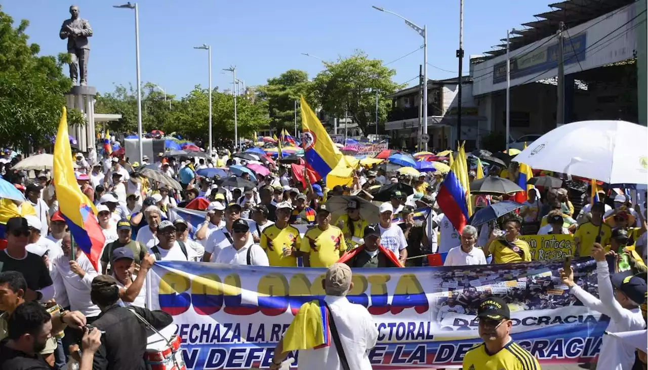 Opositores marchan a la Plaza de la Paz con un 'Fuera Petro'