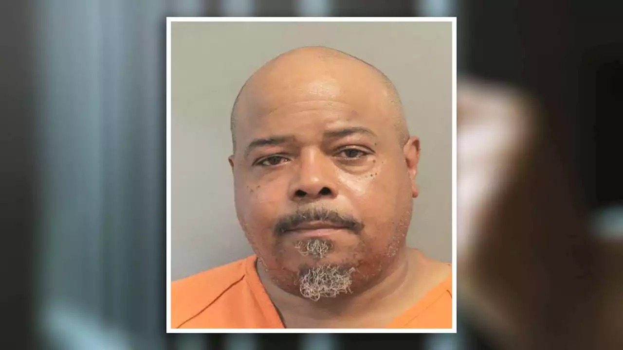 Father accused of leaving 5 kids without food, A/C charged with endangering child, deputies says