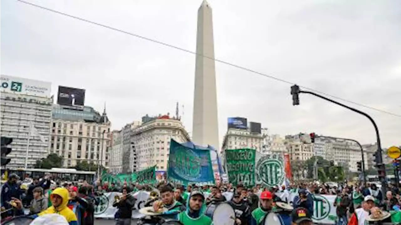 Las dos CTA y sectores de CGT marchan a la Casa de la provincia de Jujuy