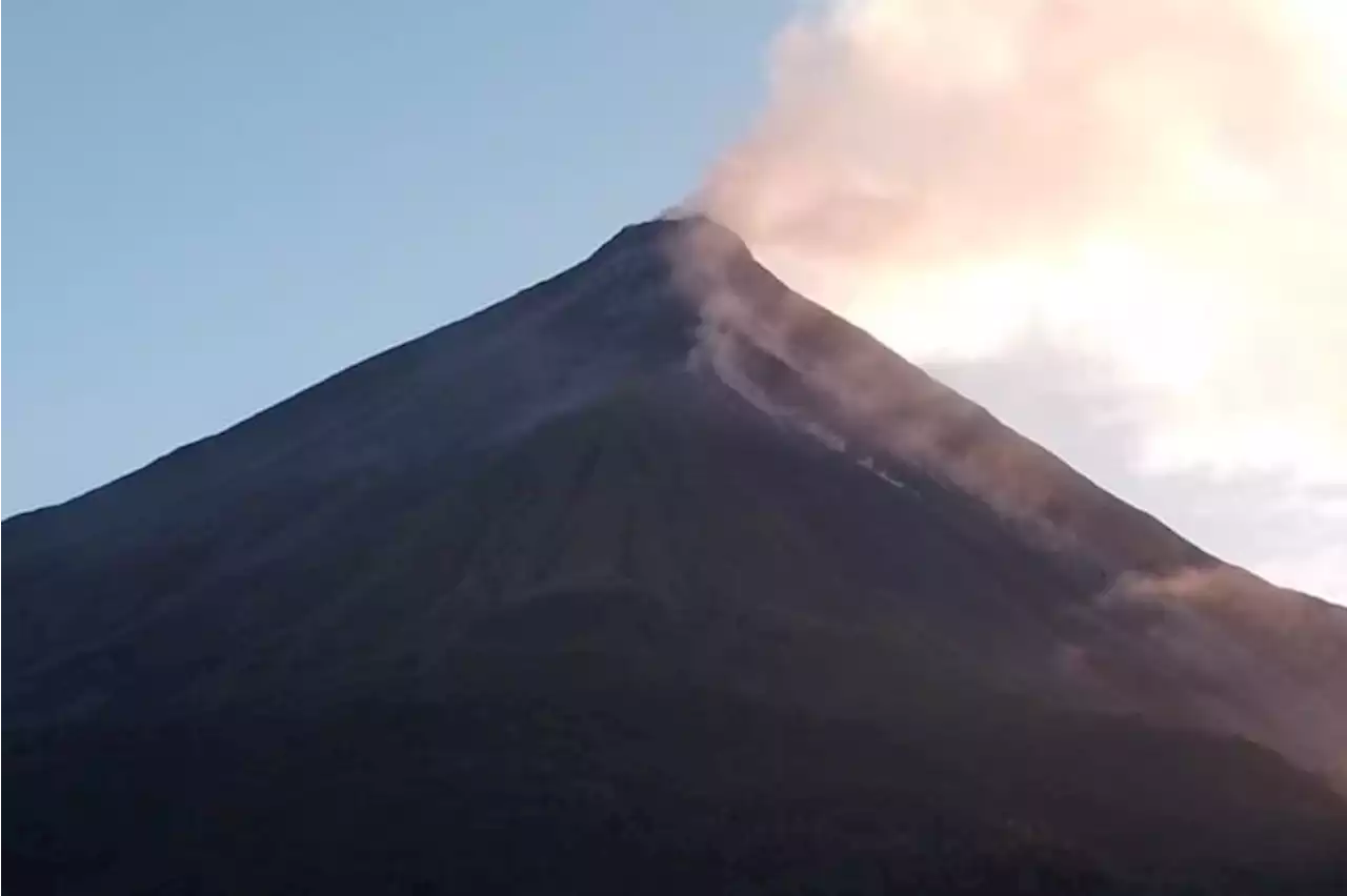 Warga dilarang masuk dalam radius 2,5 km dari kawah Gunung Karangetang