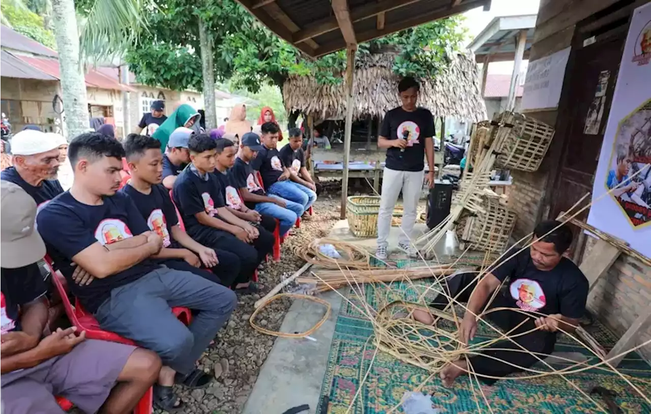 Ganjar Milenial Latih Petani Buat Keranjang Kelapa Sawit di Sumut