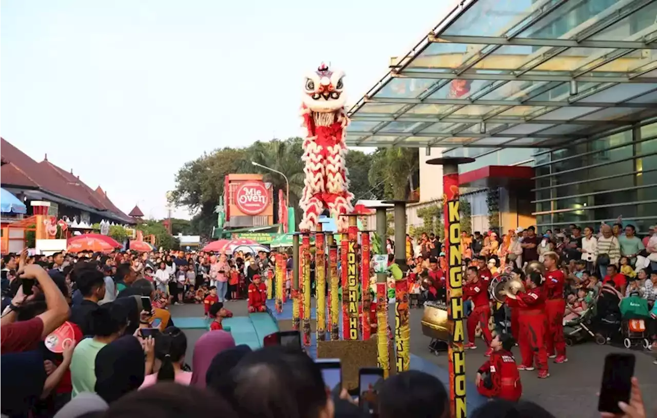 Keseruan Atraksi Barongsai Hibur Pengunjung Jakarta Fair