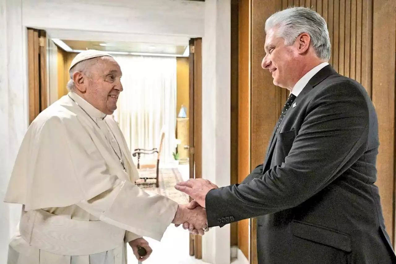 El papa Francisco recibe al presidente de Cuba 5 días después de salir del hospital