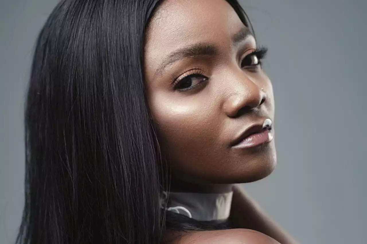 I've never been heartbroken - Singer, Simi