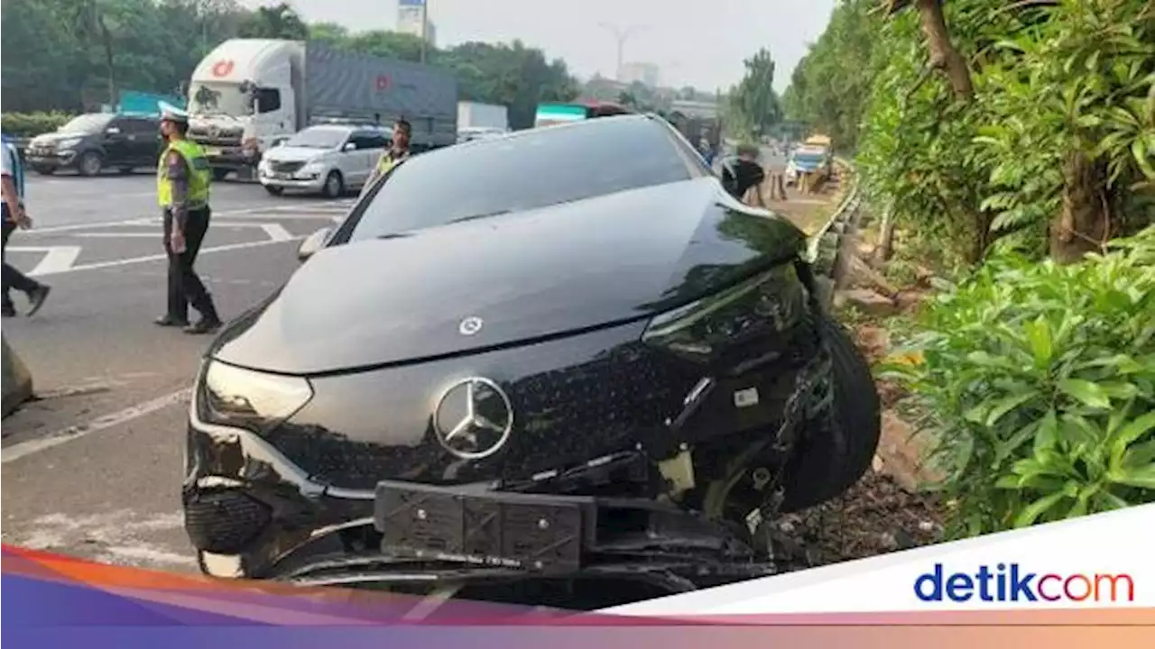 Kronologi Mercy Listrik Tiba-tiba Banting Setir Tabrak Pembatas Tol JORR