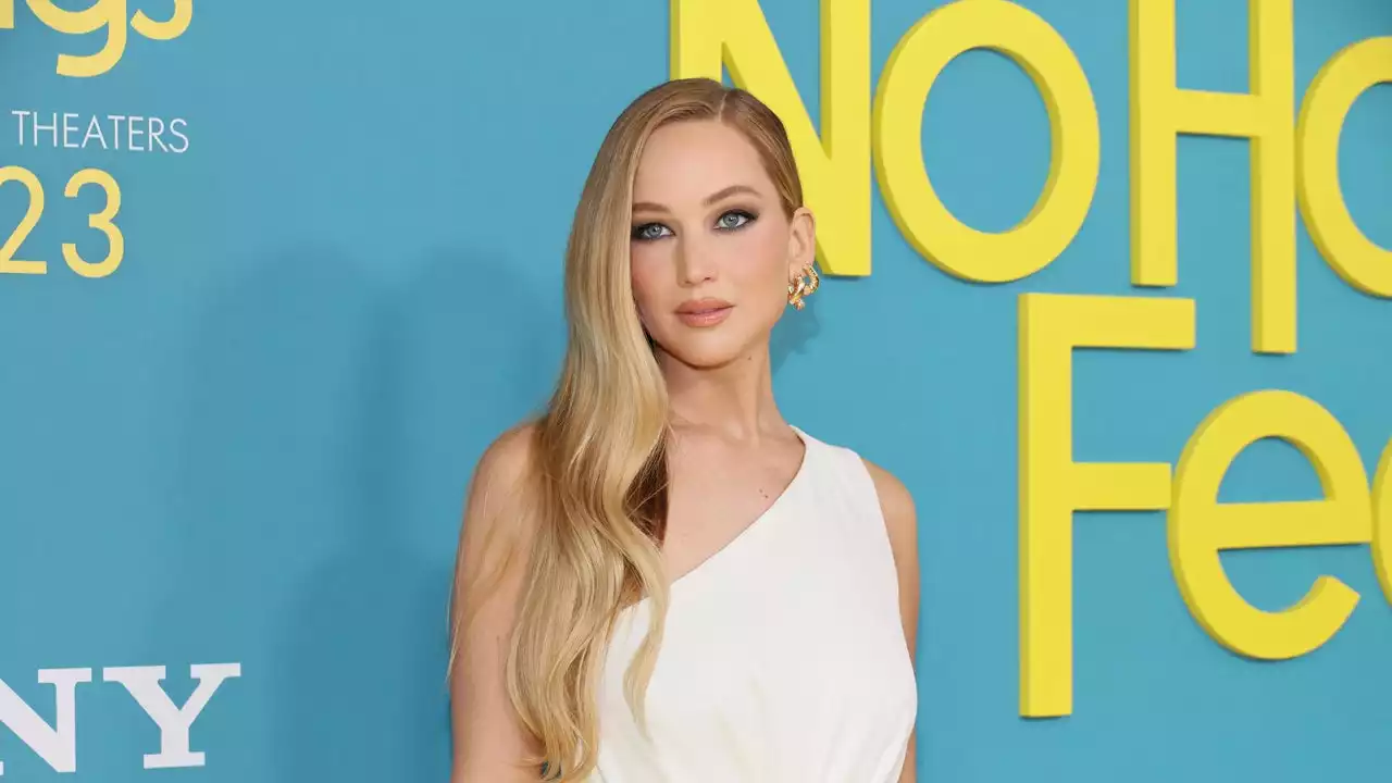 Jennifer Lawrence Clarifies Comments About Her Mom Selling Her Toilet