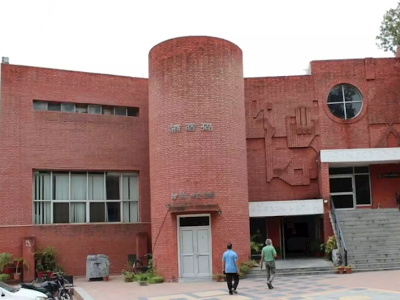 پنجاب آرٹس کونسل کے ملازمین کو خلاف ضابطہ مستقل کرنے اور ترقی دینے کا انکشاف - ایکسپریس اردو