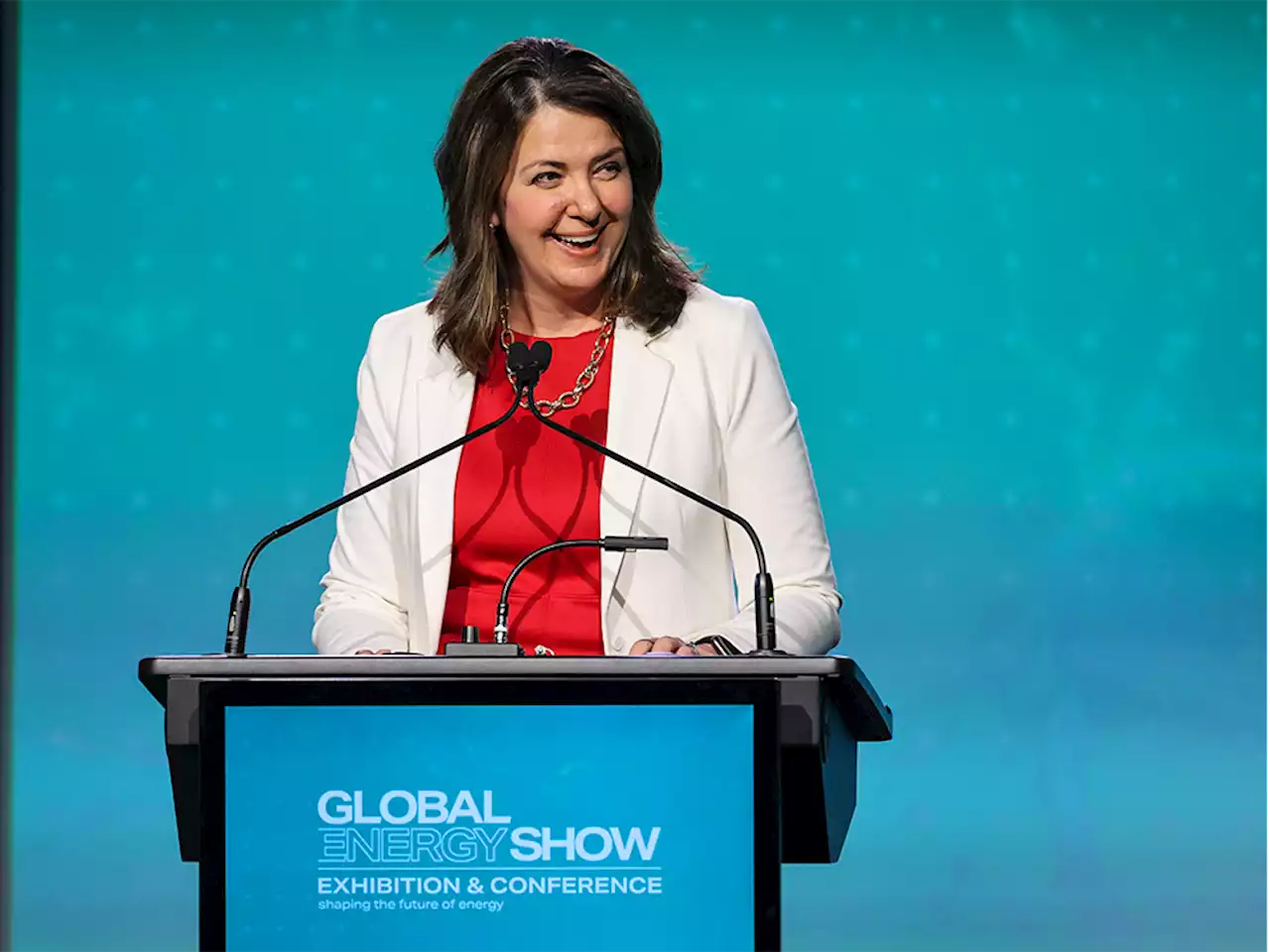 Danielle Smith reiterates emissions stance in first post-election meeting with Ottawa