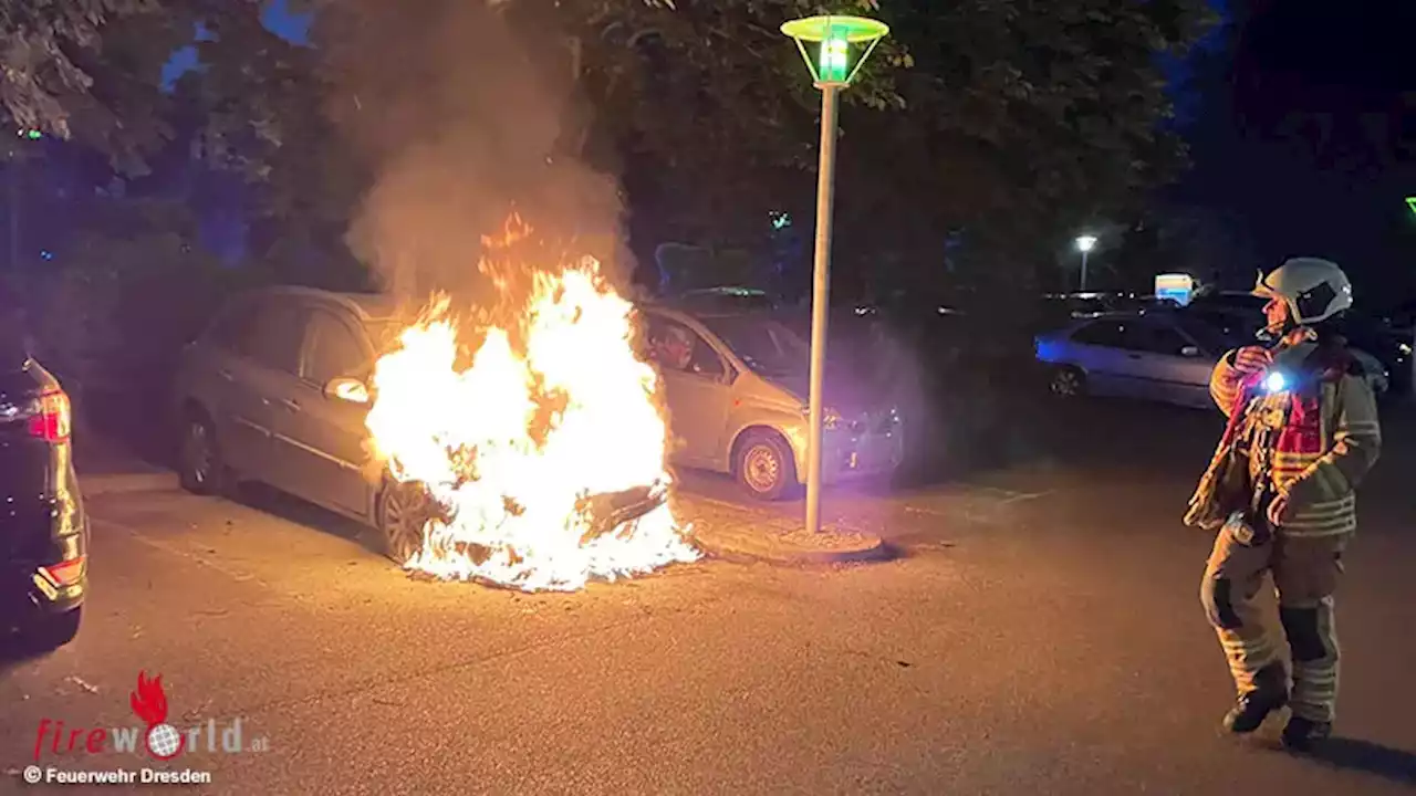 D: Feuerwehr in Dresden löscht brennende Fahrzeuge