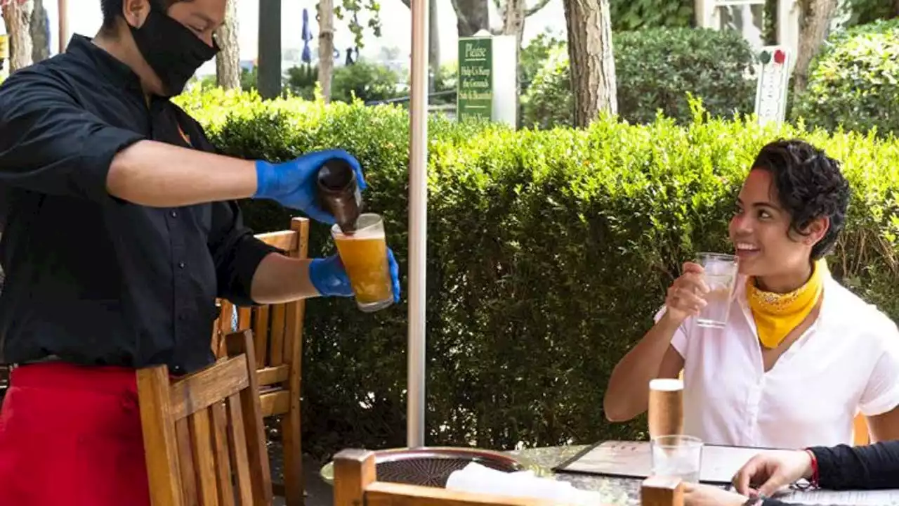 Chicago groups call for raising minimum wage for tipped workers