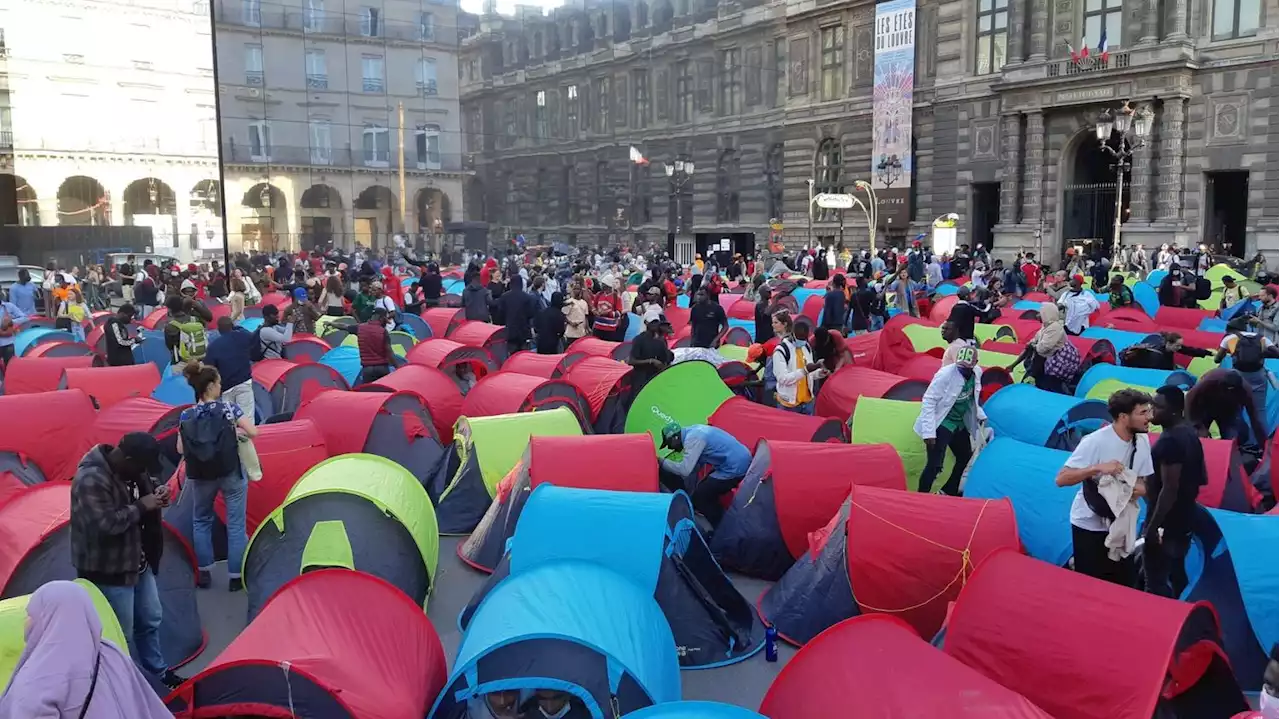 Paris : des centaines de réfugiés et des associations installent leurs tentes devant le Conseil d'État