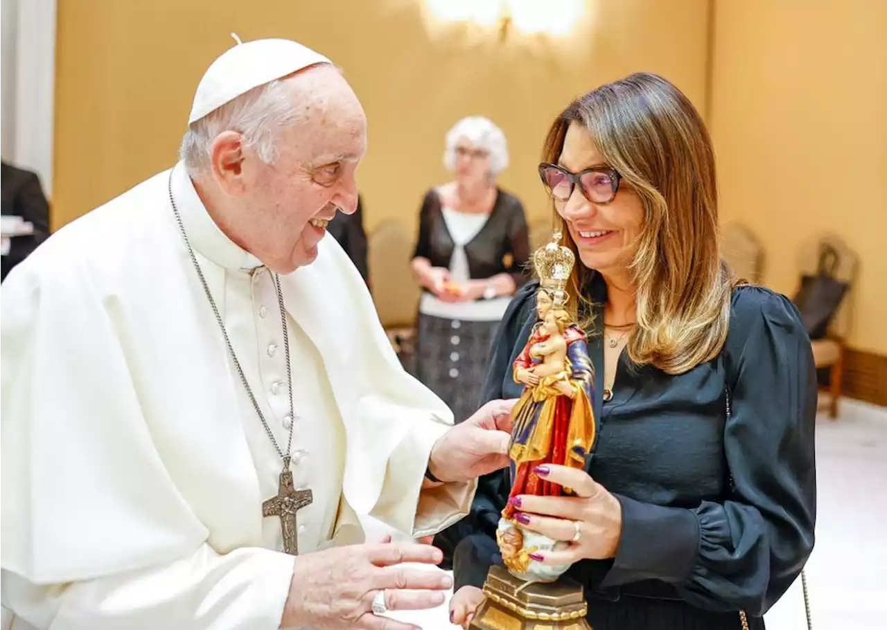 Lula e Janja dão ao Papa imagens sacras e recebem de Francisco uma placa em bronze com mensagem sobre a paz