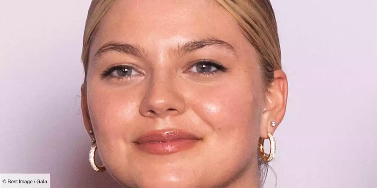 PHOTO – Louane dévoile son ventre dans une robe noire asymétrique élégante - Gala