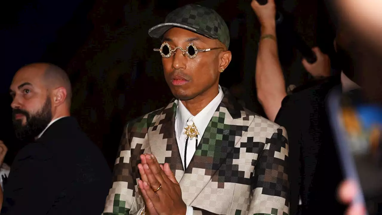 Pharrell Williams portait une paire de lunettes Tiffany unique au défilé Louis Vuitton