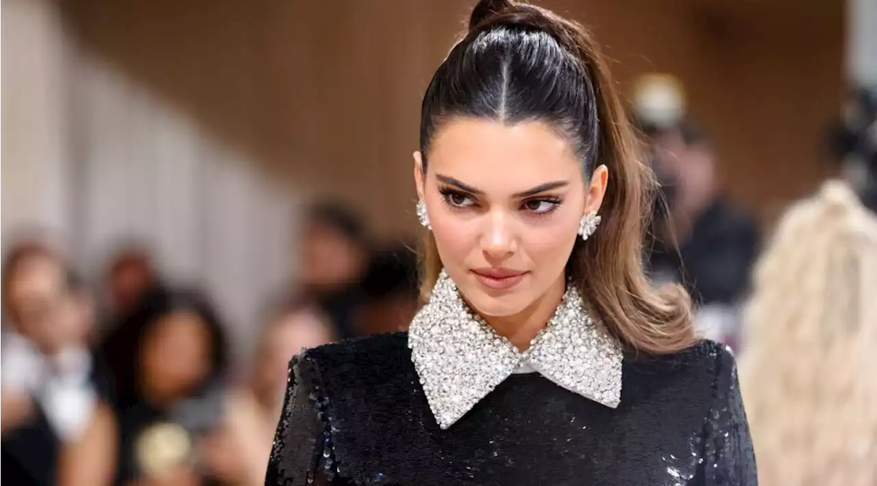 Kendall Jenner sublime en soirée romantique avec Bad Bunny, elle ose le pantalon à imprimé reptile